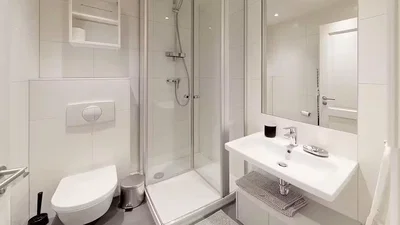 Bagno; pavimento in piastrelle, luce naturale, ristrutturato