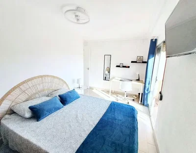 Camera da letto; luce naturale, stile moderno