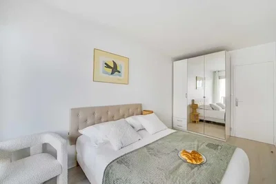 Ložnice; přirozené světlo, moderní styl