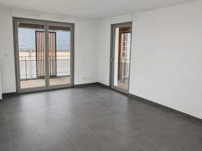 Altro; pavimento in piastrelle, luce naturale
