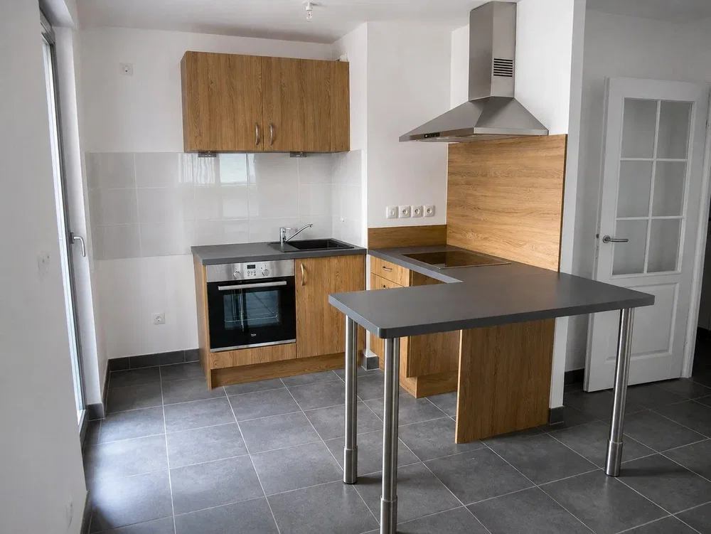 Cucina; elettrodomestici, pavimento in piastrelle