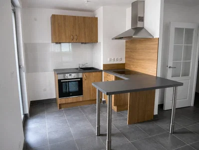 Cucina; elettrodomestici, pavimento in piastrelle