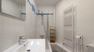 Купатило; плочице, реновиран, природно светло
