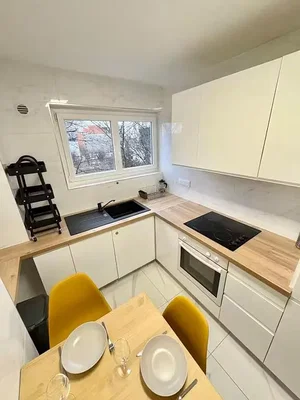Kuhinja; kuhinjski aparati, drveni pod, prirodno svjetlo, moderni stil, renoviran