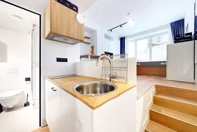 Cucina; elettrodomestici, pavimento in legno, luce naturale, stile moderno