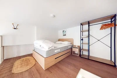Camera da letto; pavimento in legno, luce naturale