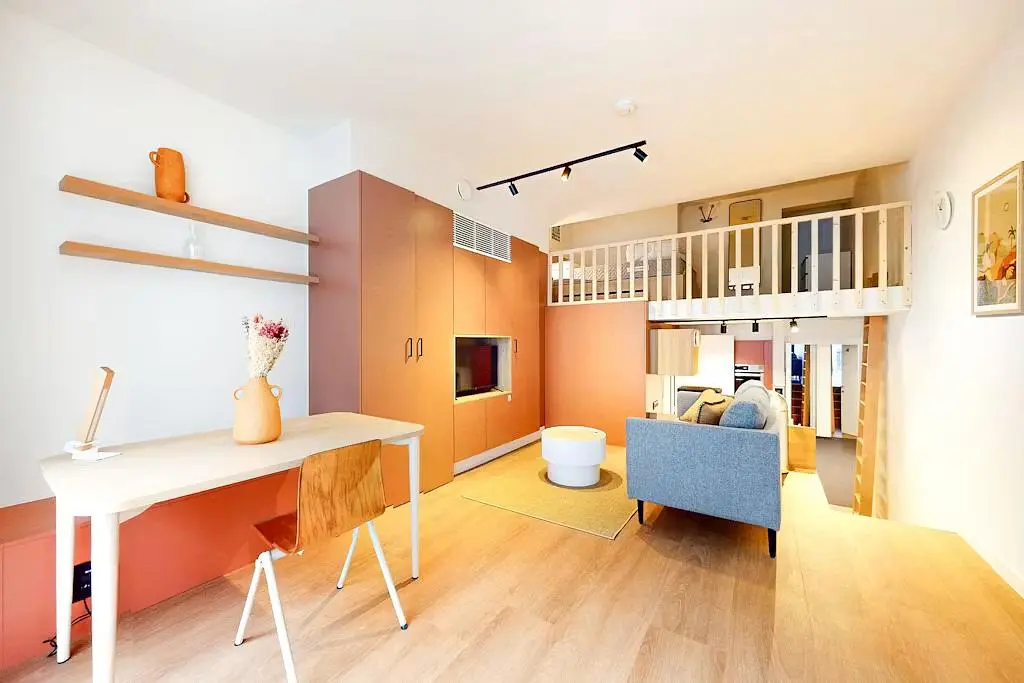 Soggiorno; pavimento in legno, luce naturale, stile moderno