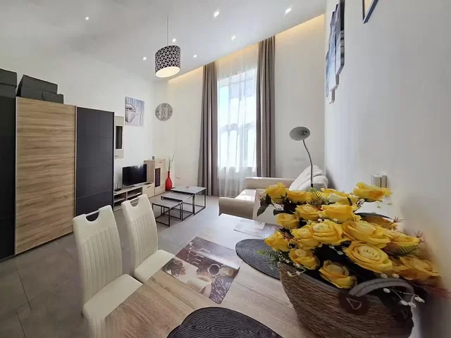 Salón; luz natural, estilo moderno, suelo de madera