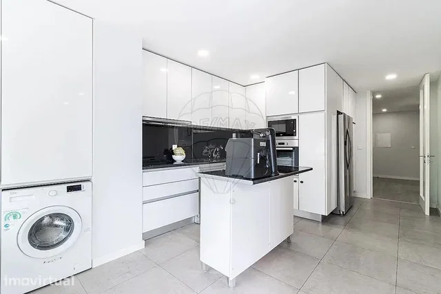 Cuisine; électroménager, carrelage, lumière naturelle