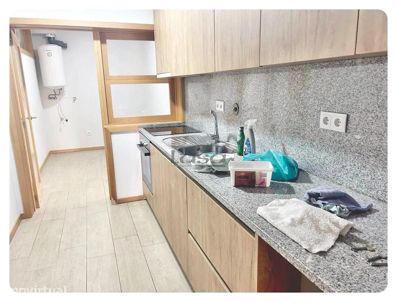 Kuchyně; kuchyňské spotřebiče, dlažba, nutná rekonstrukce