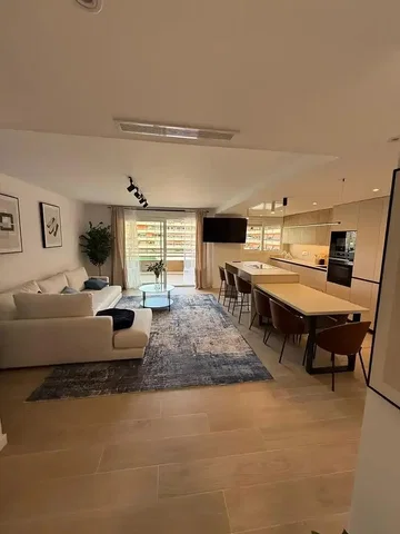 Soggiorno; luce naturale, pavimento in legno, stile moderno, elettrodomestici