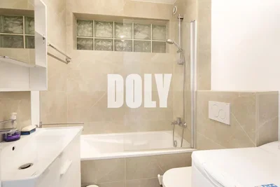 Badezimmer; fliesenboden, renoviert, tageslicht