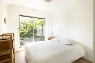 Schlafzimmer; tageslicht, holzboden