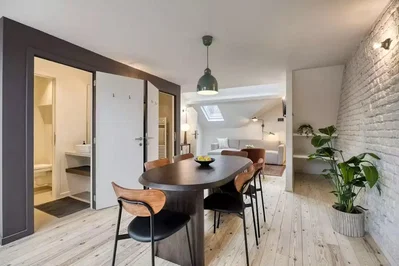 Soggiorno; pavimento in legno, luce naturale