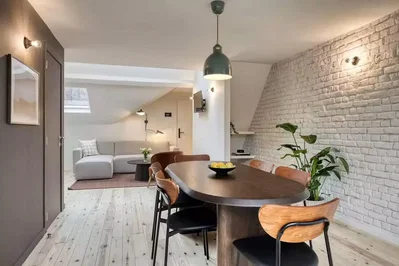 Soggiorno; pavimento in legno, luce naturale, stile moderno