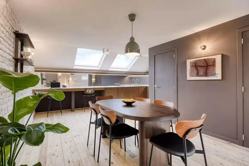 Cucina; luce naturale, pavimento in legno, stile moderno, elettrodomestici