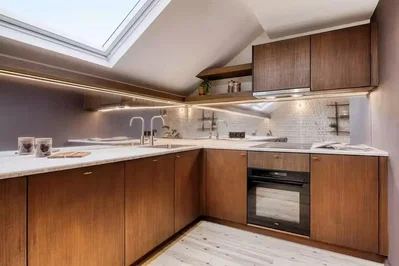 Cucina; elettrodomestici, luce naturale, stile moderno