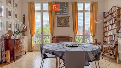 Woonkamer; houten vloer, natuurlijk licht, uitzicht