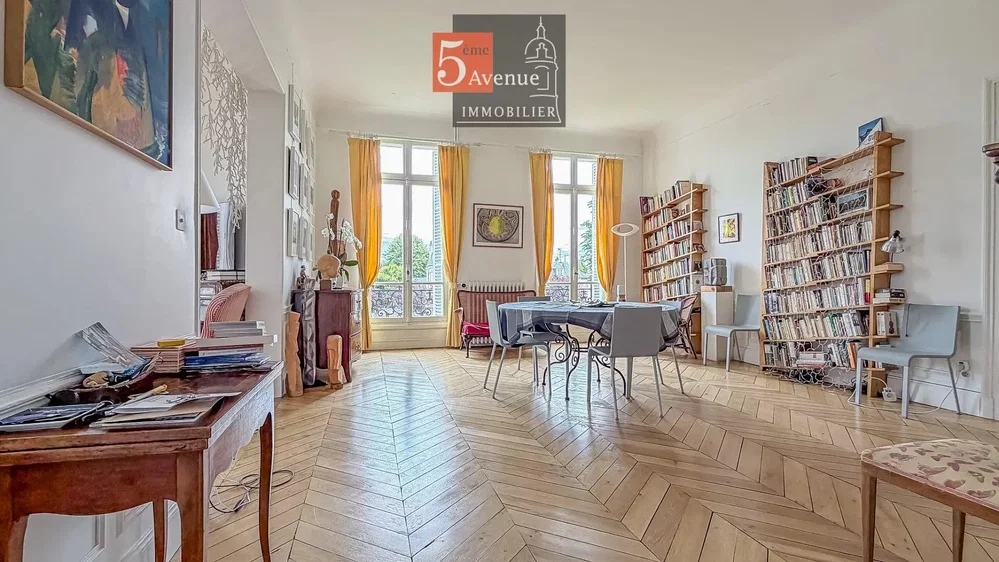 Woonkamer; houten vloer, natuurlijk licht, rustieke stijl