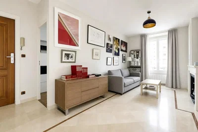 Salón; suelo de madera, chimenea, estilo moderno, luz natural