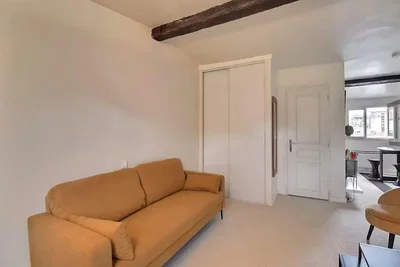 Sala de estar; luz natural, vigas de madeira