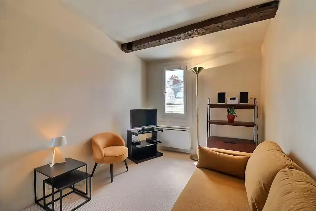 Oturma odası; doğal ışık, modern stil, ahşap kirişler
