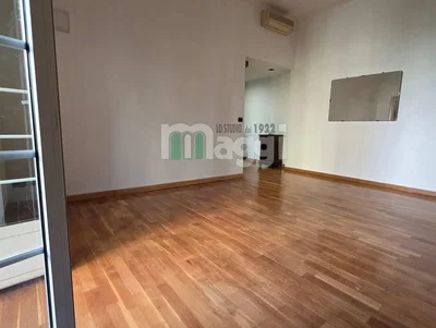 Woonkamer; houten vloer, natuurlijk licht