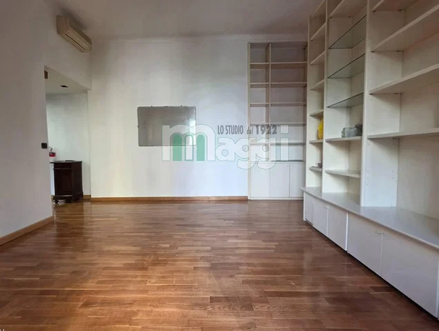 Obývačka; drevená podlaha, prirodzené svetlo