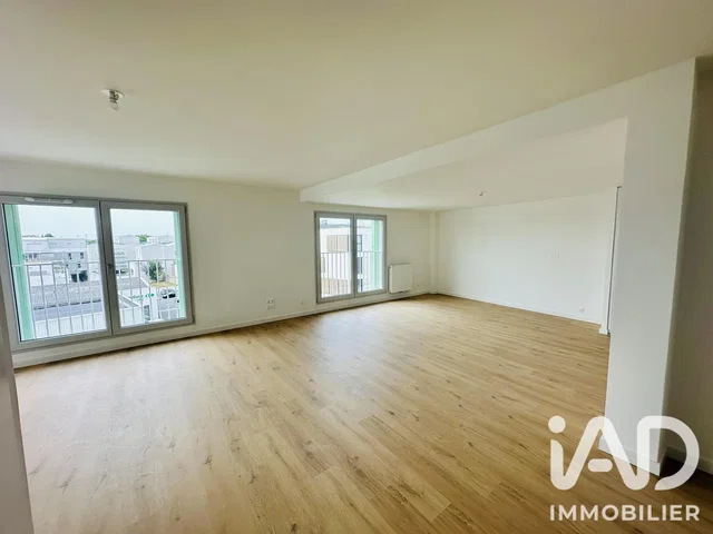 Soggiorno; pavimento in legno, luce naturale, vista