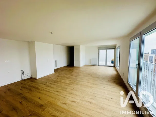 Soggiorno; pavimento in legno, luce naturale