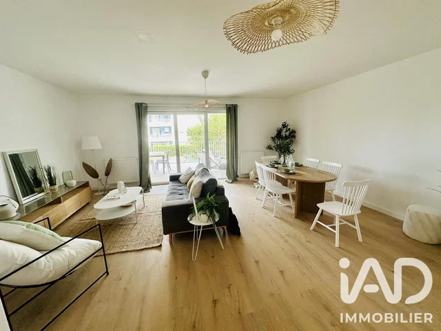 Soggiorno; vista, pavimento in legno, luce naturale, stile moderno