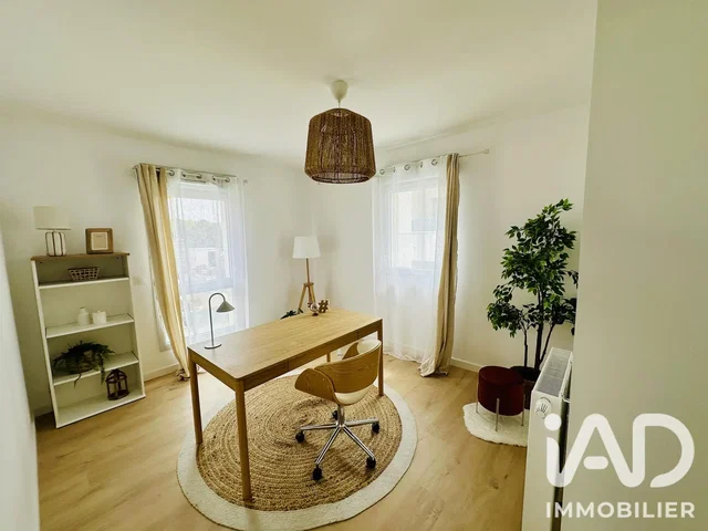 Soggiorno; pavimento in legno, luce naturale, stile moderno