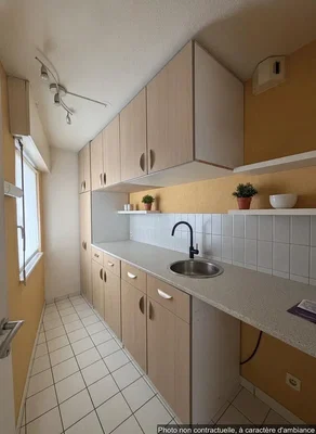 Кухня; кухненски уреди, плочки, естествена светлина