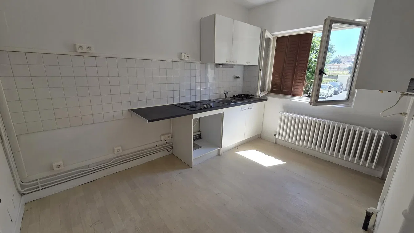 Kuhinja; kuhinjski aparati, prirodno svjetlo, potrebna renovacija, pločice