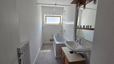 Kupaonica; prirodno svjetlo, pločice