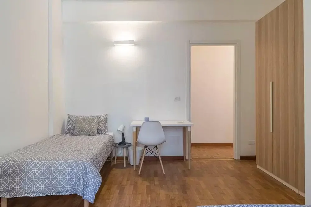 Camera da letto; pavimento in legno, luce naturale