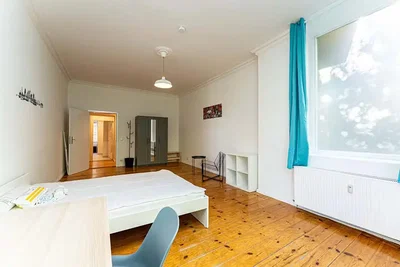 Ložnice; dřevěná podlaha, přirozené světlo