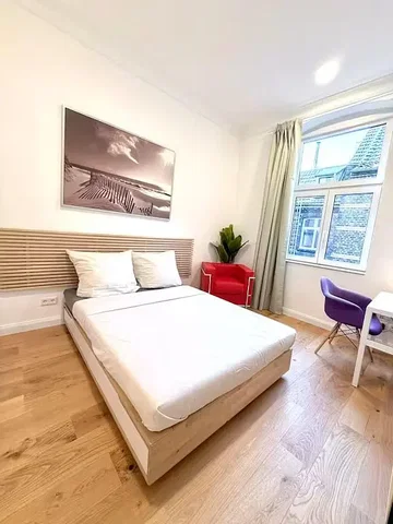 Schlafzimmer; holzboden, tageslicht