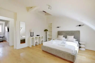 Chambre; lumière naturelle, parquet, style moderne