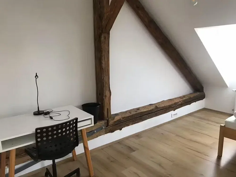 Kinderzimmer; holzbalken, tageslicht, holzboden