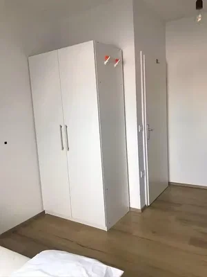 Schlafzimmer; holzboden, tageslicht