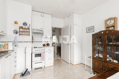 Keuken; keukenapparatuur, tegelvloer