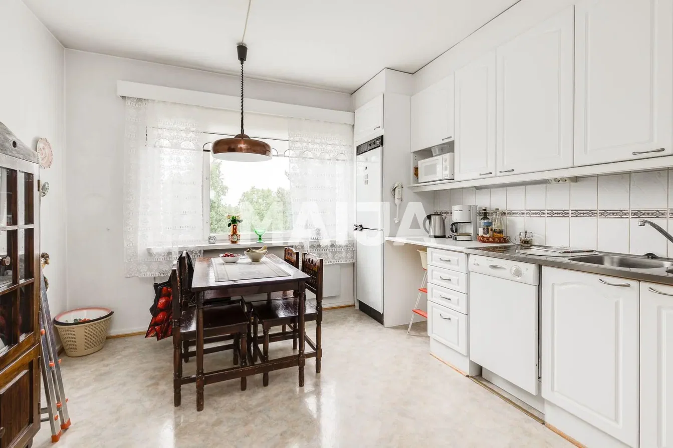 Keuken; keukenapparatuur, tegelvloer, natuurlijk licht