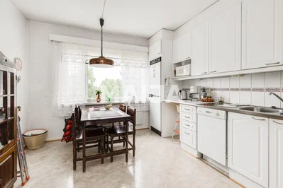 Keuken; keukenapparatuur, tegelvloer, natuurlijk licht