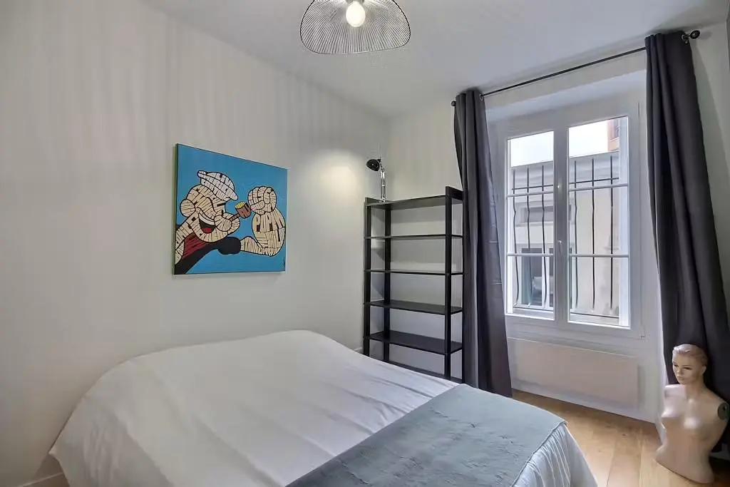 Schlafzimmer; tageslicht, holzboden