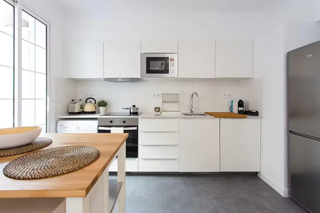 Küche; küchengeräte, fliesenboden, tageslicht, moderner stil, renoviert