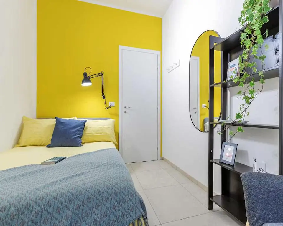 Quarto; luz natural, chão de azulejo