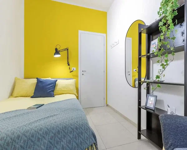 Quarto; luz natural, chão de azulejo