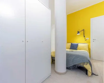 Quarto; chão de azulejo, luz natural