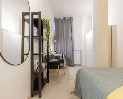 Quarto; luz natural, chão de azulejo